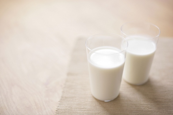 减肥时到底该喝脱脂奶还是全脂奶？ 