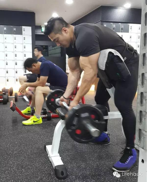 资讯 返回 而作为韩国现役健美运动员,李承哲几乎天天都泡在健身房.