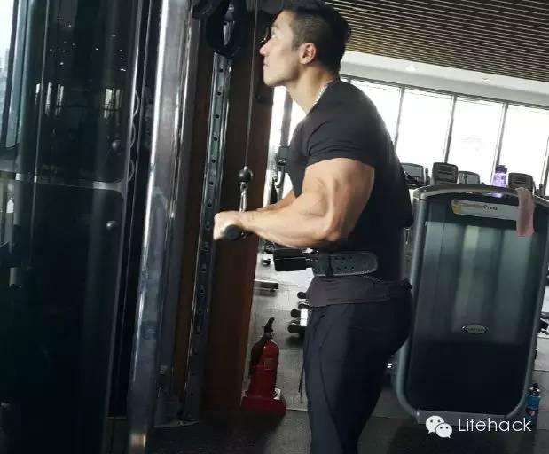 资讯 返回 而作为韩国现役健美运动员,李承哲几乎天天都泡在健身房.
