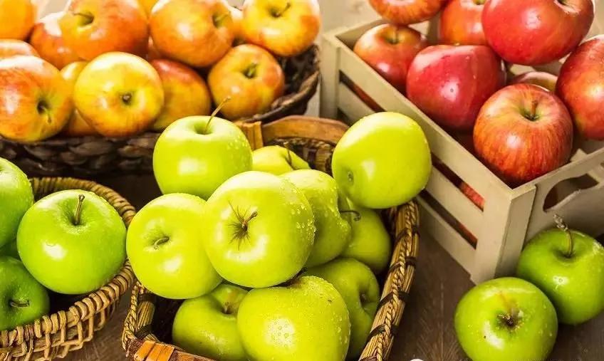 苹果是非常棒的燃脂水果,因为它们纤维高,而且苹果中的果胶能阻止身体